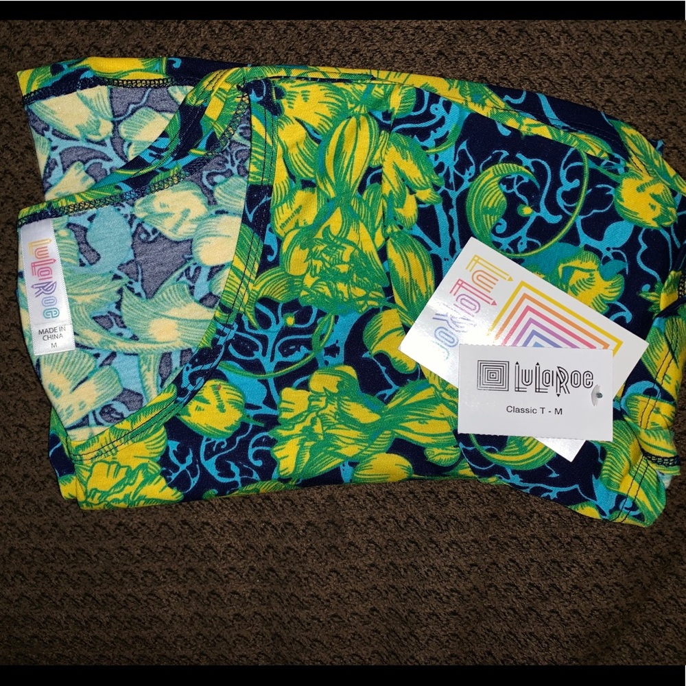 Medium LuLaRoe Classic T